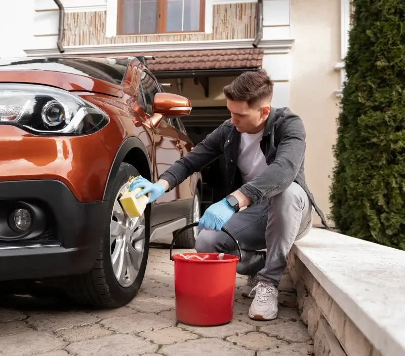 Lavage auto à domicile Saint-Izaire : professionnel intervenant sur un véhicule